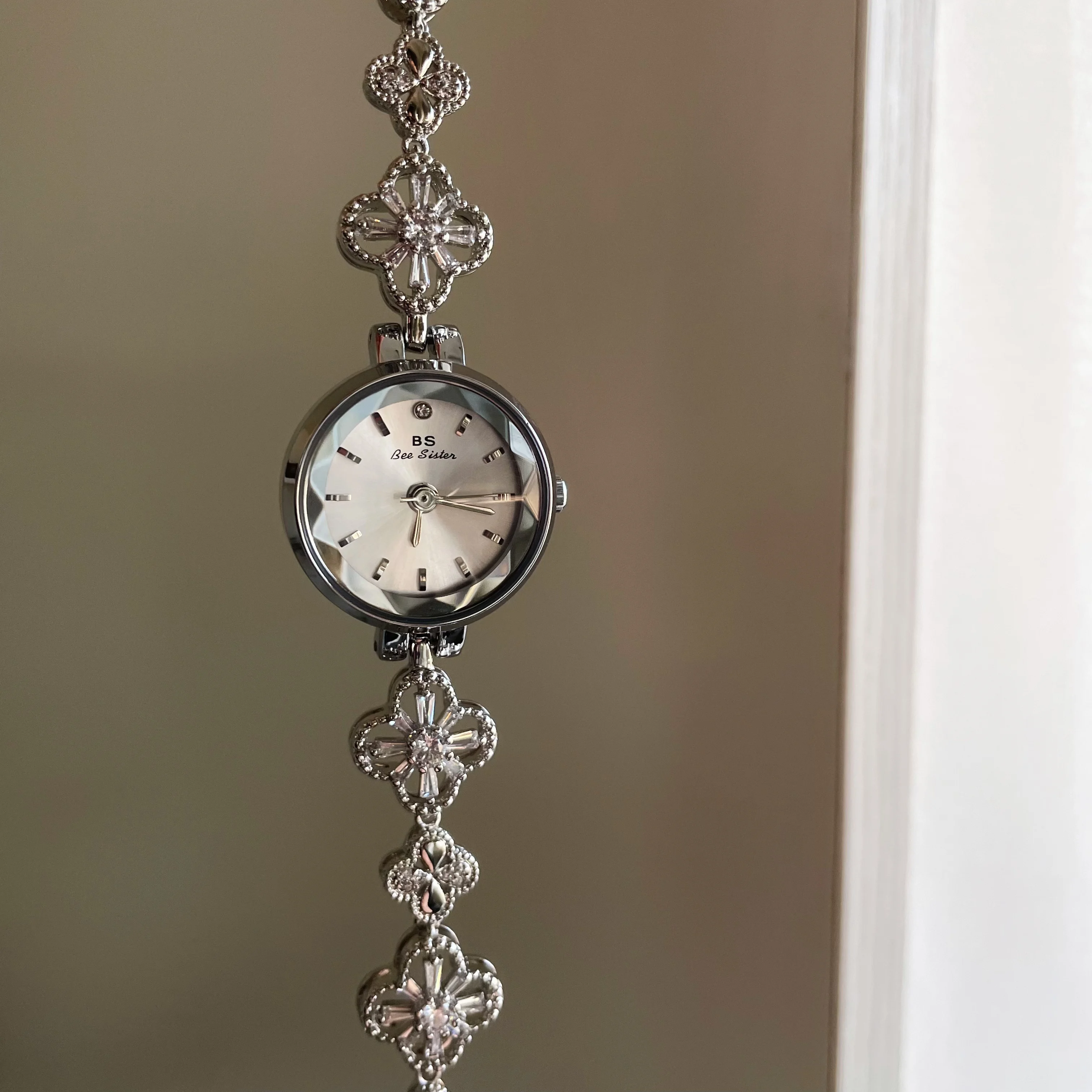 

Women's minimalist and elegant openwork bracelet watch with small dial, quartz wristwatch, stainless steel wristwatch.