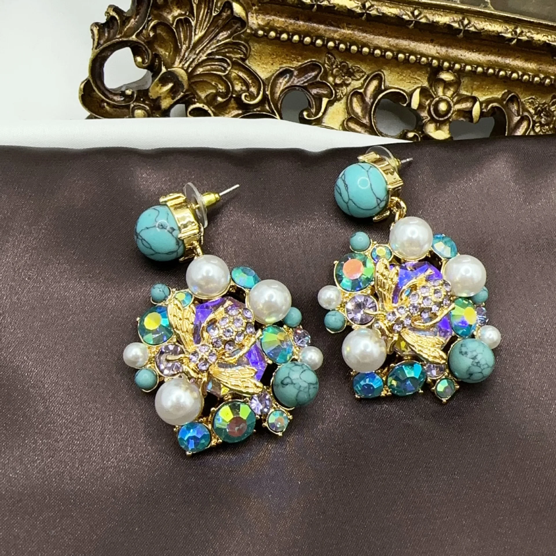 

2024 New Vintage Turquoise Inlaid French Fashion Ear Stud Women's Light Luxury Pendant Earrings Jewelry Accessories