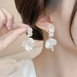 New Charms Shell Tassel Pendant Stud Earrings For Women Korean Fashion Elegant Glossy White Flower Petal Earrings Jewelry Gifts