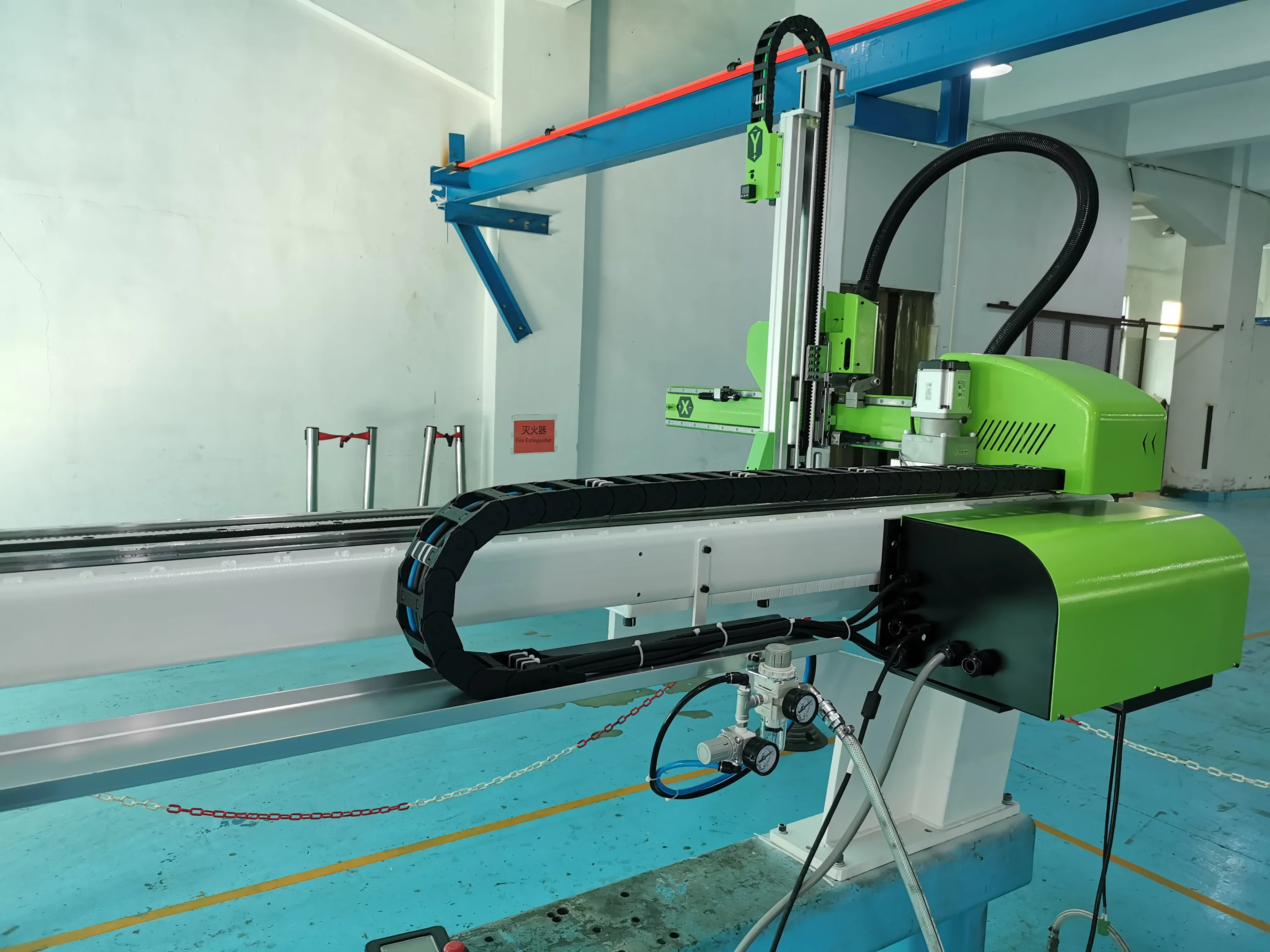 YIZUMI YF1300S3 China Low Cost Artificial Intelligence Industrial Inje ction Molding Machine Robot Arm