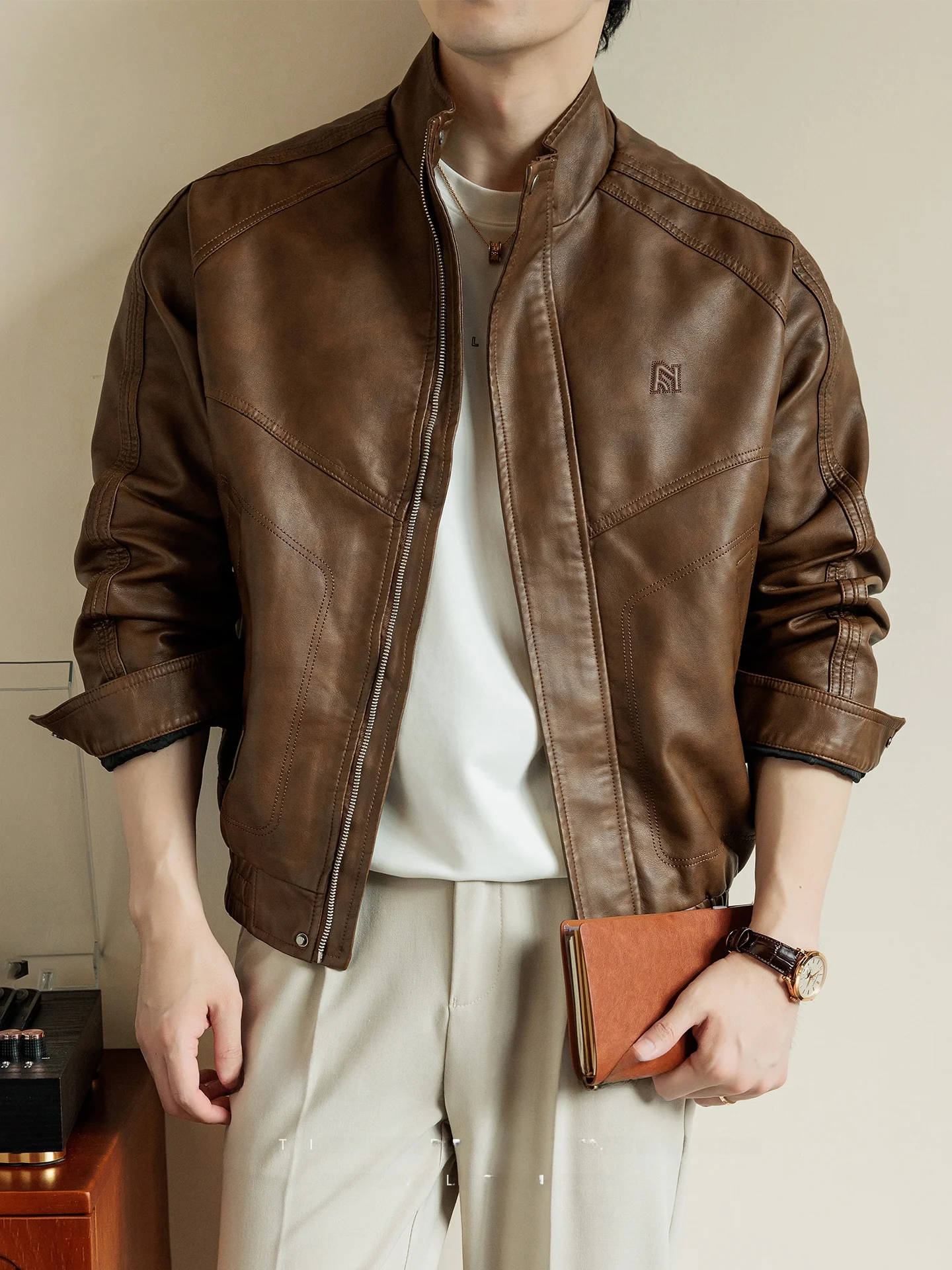 

High-End Men's PU Leather Jaet Loose Casual Large Size Vintage Sle Stand Collar Zipper Closure Faionable Brand Autumn O...