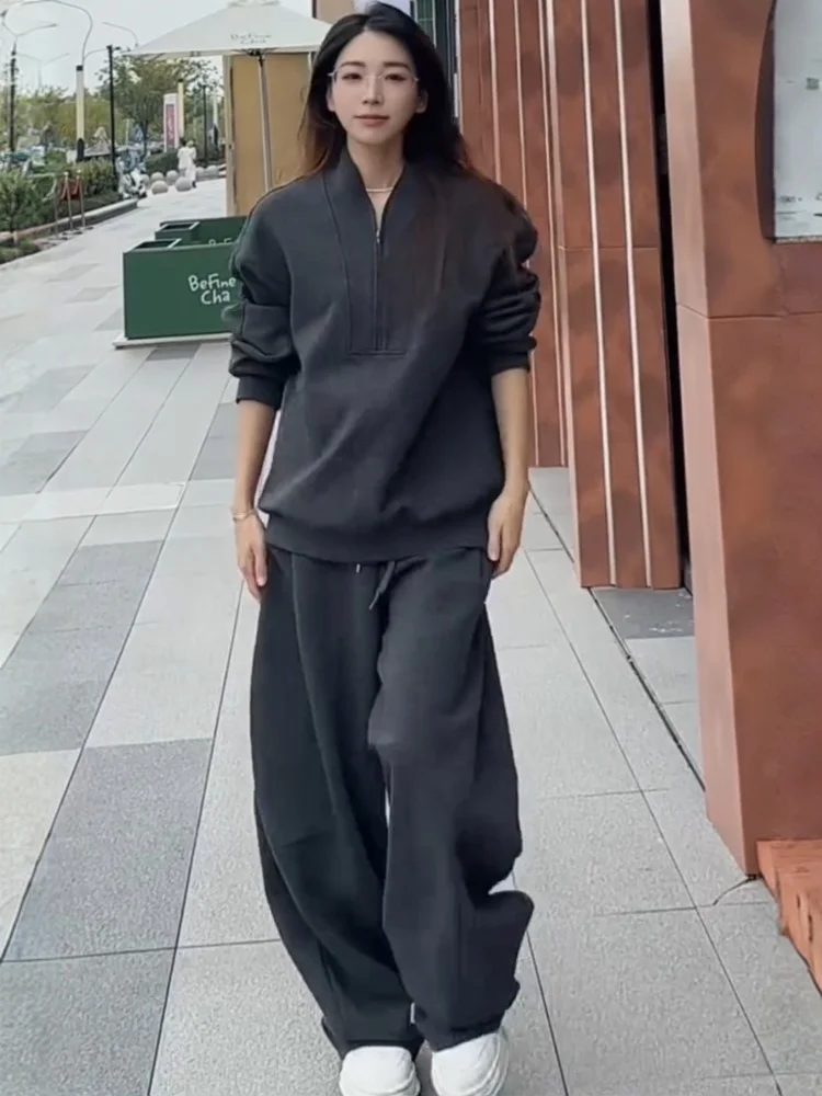 

Осенний новый повседневный комплект в стиле кэжуал для мужчин: топ с V-образным вырезом на молнии и свободные брюки, комплект из двух предметов, комфортный свитшот.