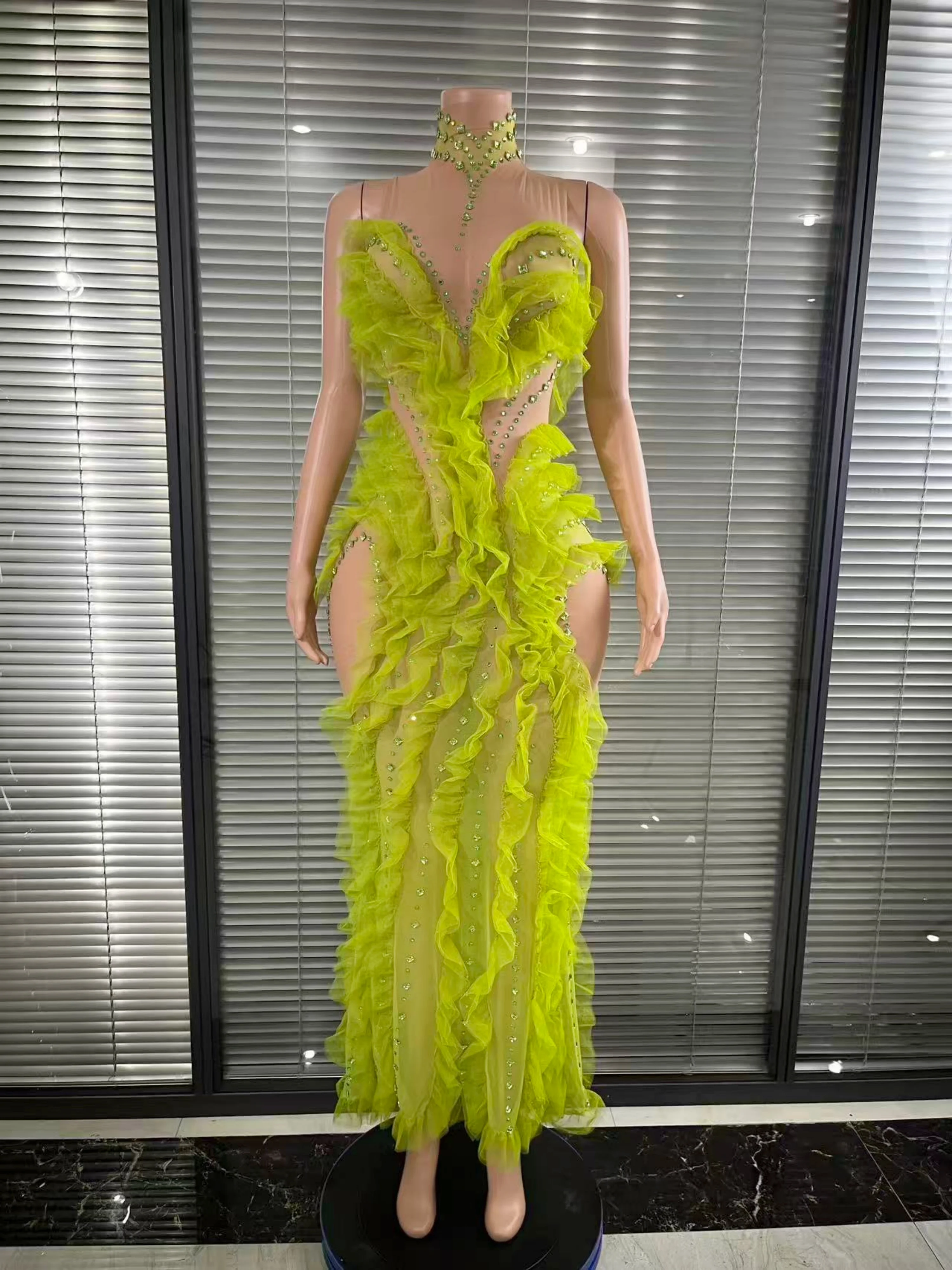 ชุดราตรีงานพรอมสีเขียวลายดอกไม้สุดหรู ดีไซน์ไฮโลว์ แต่งระบายดอกไม้ สำหรับงานพิธีการ งานเลี้ยงน้ำชายามบ่าย และงานกาล่า