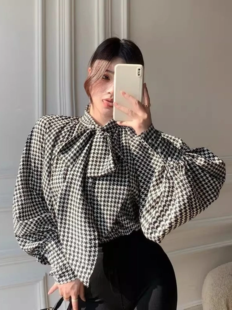 

Женская блузка «Explosions» 2026: Новинка, высококачественная, с узором «гусиная лапка», на шнуровке, с рукавами «летучая мышь», с бантом на горловине, свободного кроя, в корейском стиле, для офиса, для деловых женщин