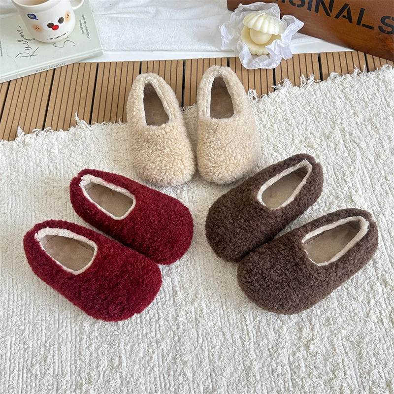

Детские хлопковые тапочки, однотонные теплые детские новые зимние уличные туфли 2025 года, плюшевая обувь на плоской подошве для мальчиков и девочек, нескользящая хлопковая обувь на мягкой подошве