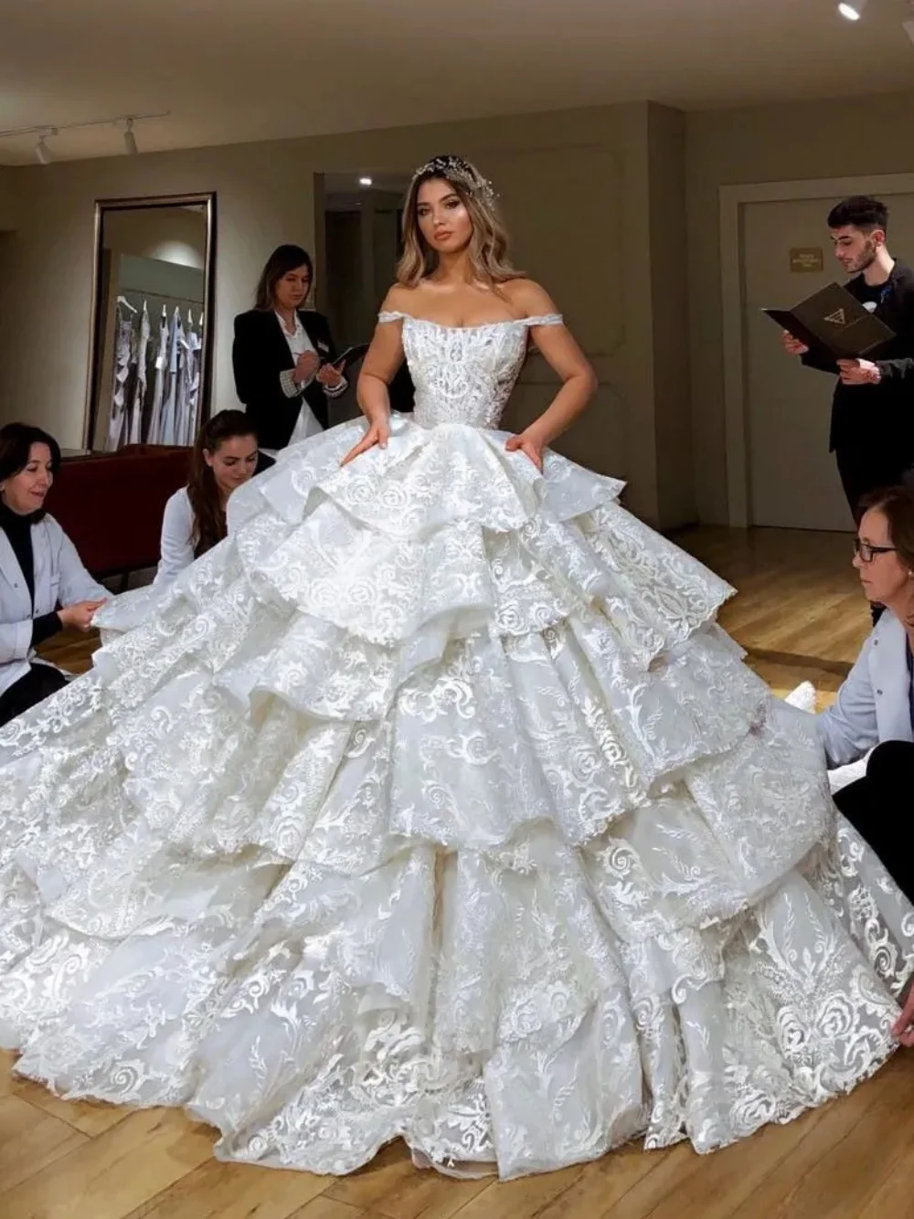 Robe de Mariée Élégante en Dentelle avec Traîne de Balayage, Vêtement Personnalisé pour Patients