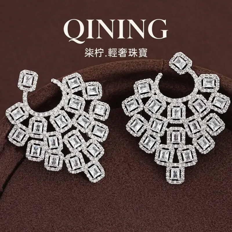 Prague, broken diamond geometric sugar cube earrings light luxury niche stud earrings wedding banquet red carpet eye-catching