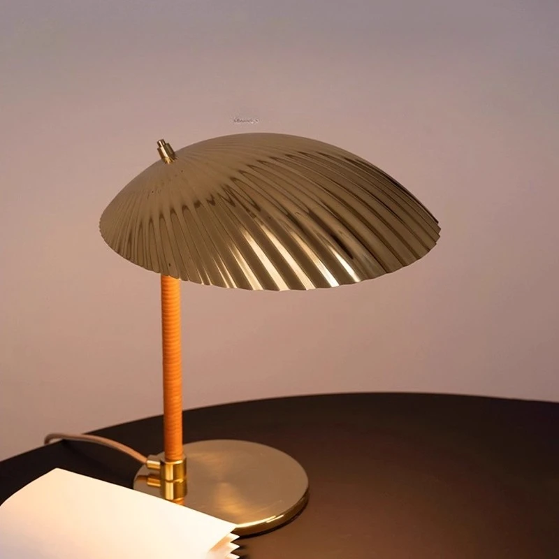 

Italian Rattan Weaving LED Table Lamps Brass Shell Shape Lampshade Personality Living Room Bedroom Restaurant Office Desk Lights
