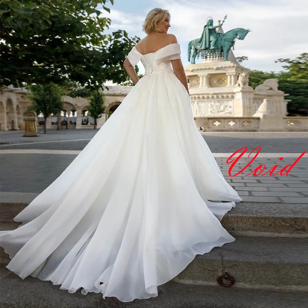 Vestidos De Novia De tul blanco personalizados, elegante Vestido De Novia sin tirantes con hombros descubiertos, cola capilla con cordones en la espalda, Vestido De Novia