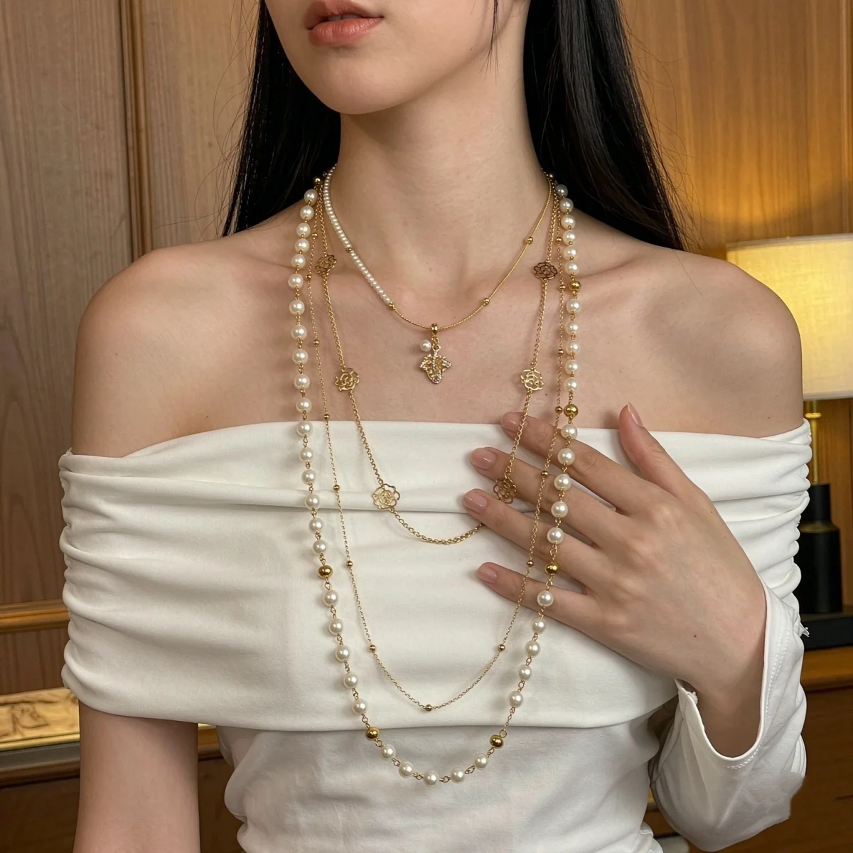 Elegante französische Zirkon-Ahornblatt-Halskette mit hohlen Rosenblüten und simulierten Perlen für Damen und Herren, Ins-Stil, florales Choker-Schmuckstück – Detail 7