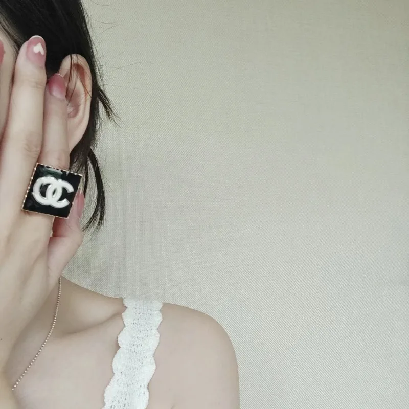 

Квадратное кольцо: черно-белое кольцо с эмалью под капли масла, милое и стильное, модное и универсальное кольцо для указательного пальца