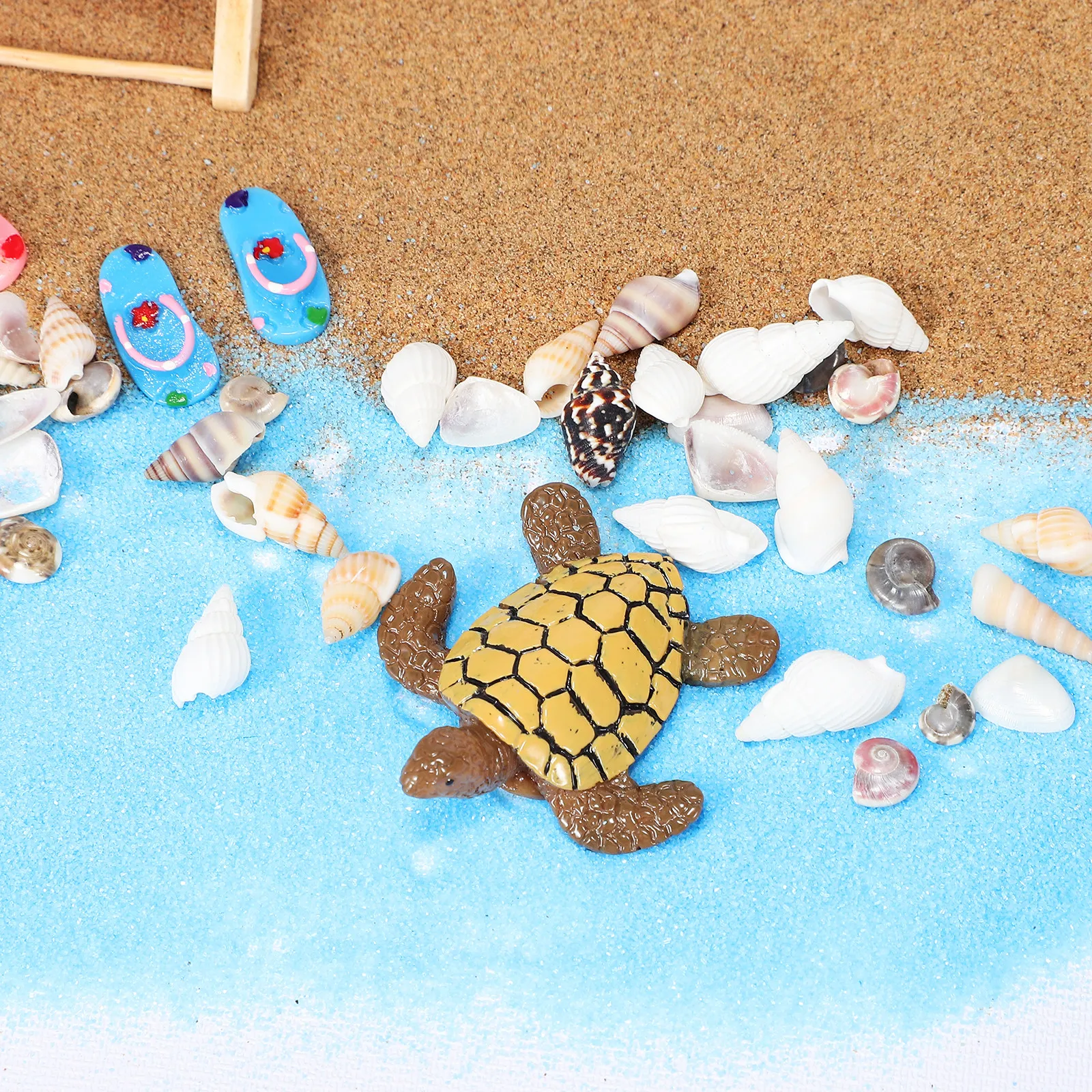 マイクロランドスケープの工芸品に使える、プラスチック製のリクライニングチェア、木、貝殻が付属した、ミニチュアのビーチ風景デコレーションセット。