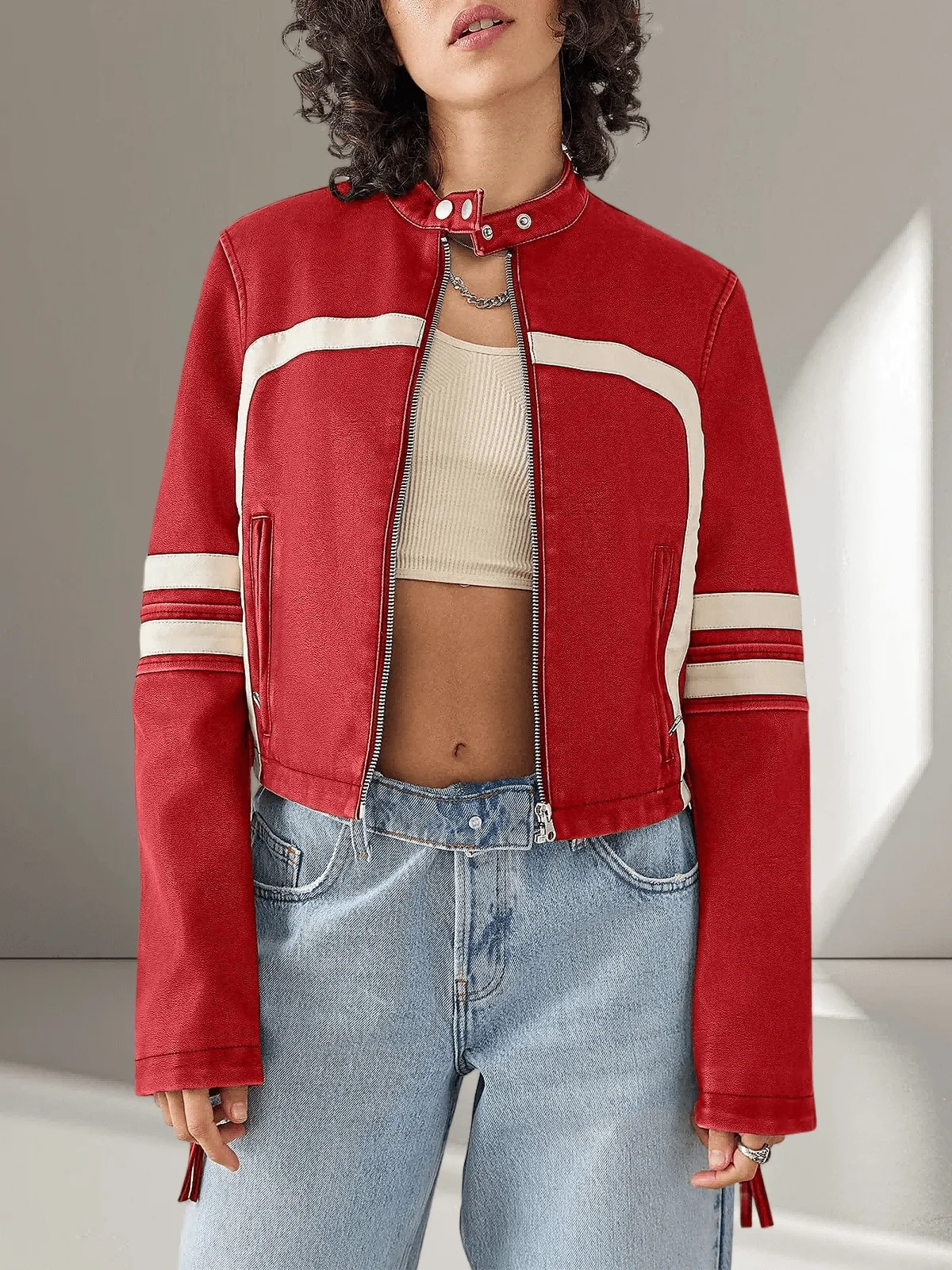 

Женская укороченная куртка из искусственной кожи красного цвета с контрастными полосками и воротником-стойкой