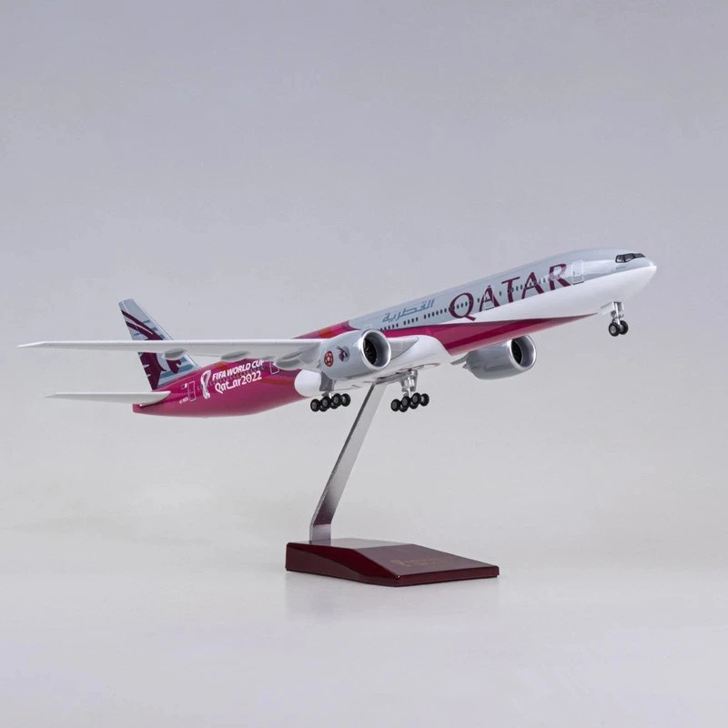 

47CM 1:157 Scale 2022 Qatar Airways B777 Airliner With Light Toy Airplane Diecast Resin AircrModelaft Collection Display Toys