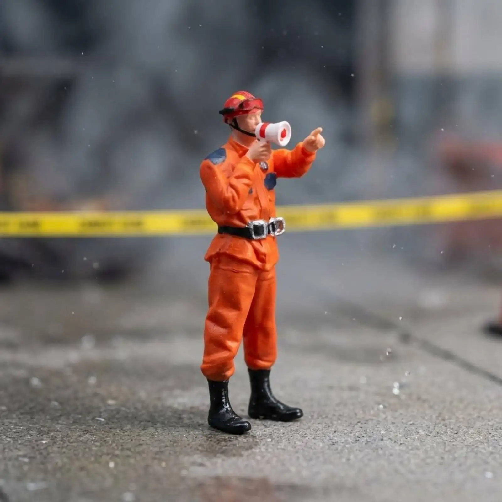 1 64 Scale Firefighter Miniature Figure Realistic Uniformed Model for Model Railway Emergency Display