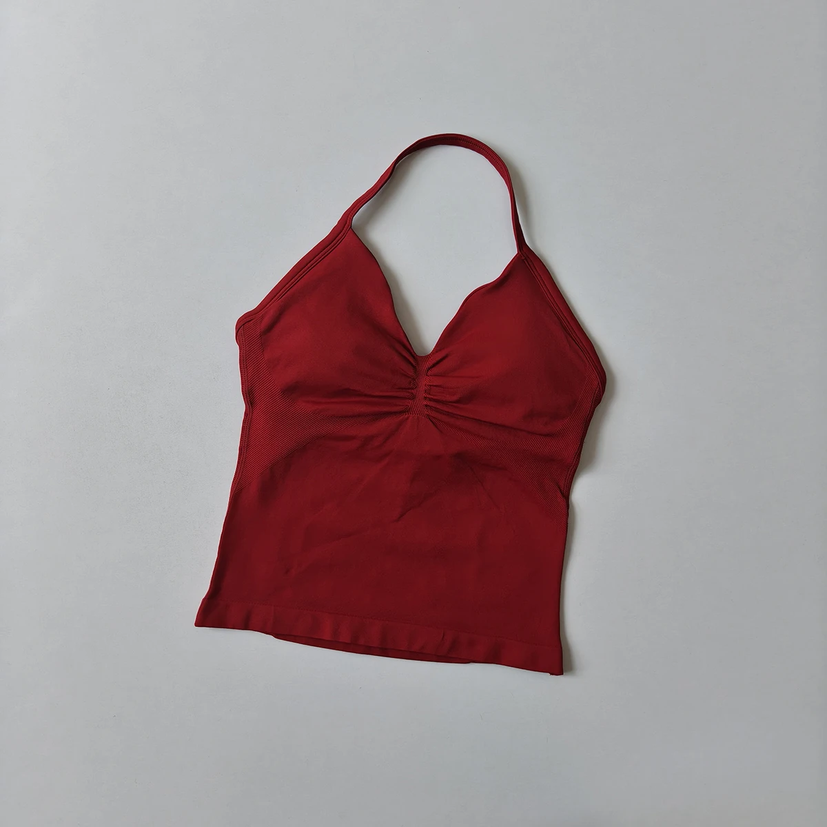 سترة يوجا رياضية للنساء من Longline Strappy مع حمالة صدر مدمجة للياقة البدنية في صالة الألعاب الرياضية وظهر جميل للجري والتمرين قميص قصير