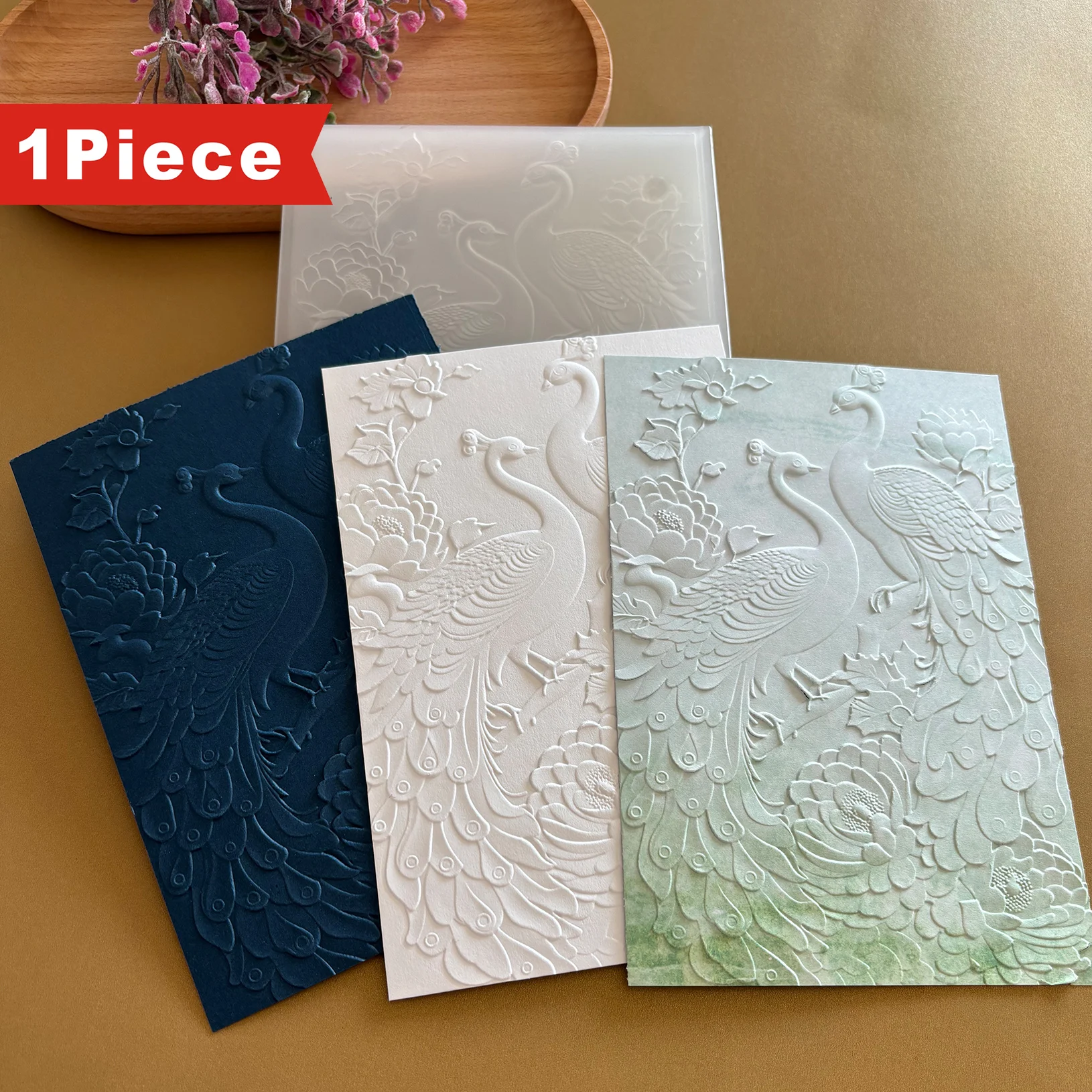 Exquisite Relief: Blumen und Vögel ergänzen sich gegenseitig „3D-geprägter Ordner – weißer, strukturierter Musterhintergrund, geeignet für
