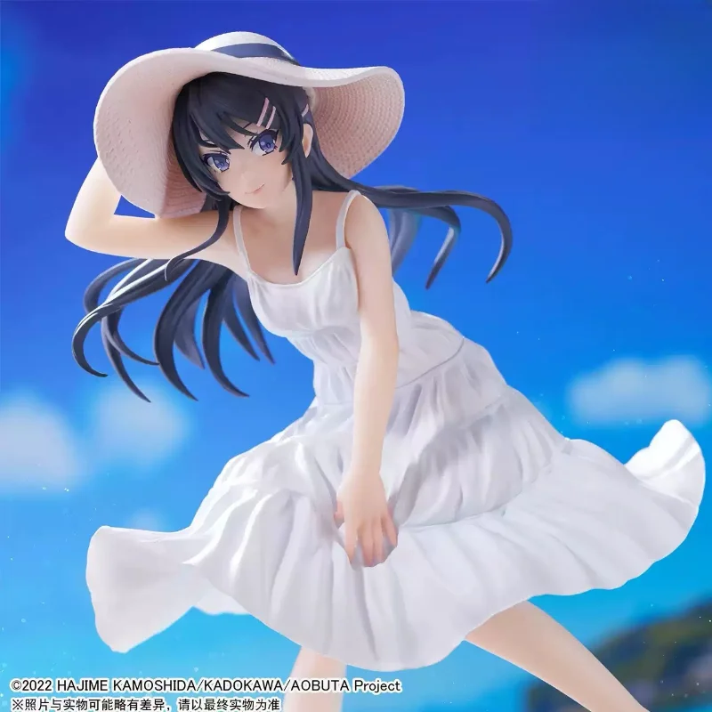 En stock Figura de niña de pelo largo oscuro con vestido blanco sin mangas a capas y sombrero de paja de ala ancha, decoración de escritorio dinámica con temática de playa y viento, regalo