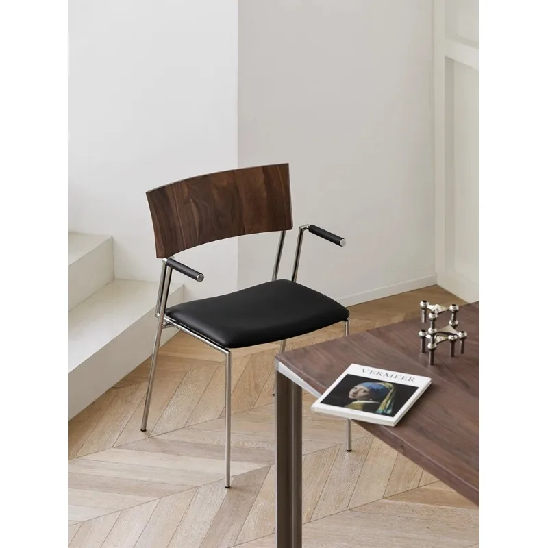 เก้าอี้ทานอาหารหนังสไตล์มินิมอลอิตาลี โครงไม้วอลนัทแท้ ขาเหล็กสแตนเลส