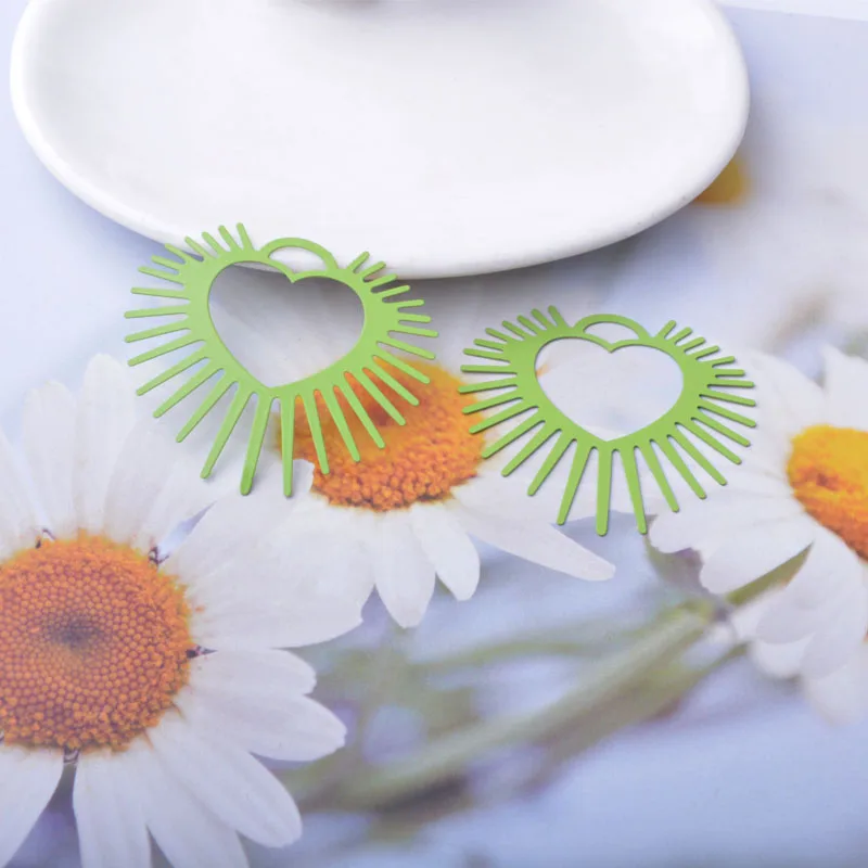 20 Stück AB8806 Messing-Schmuckanhänger in Hellgolden, Herz-Charms, fluoreszierendes Gelb, Anhänger für DIY-Schmuck, Ohrringe, Halsketten, Accessoires für Frauen – Detail 4