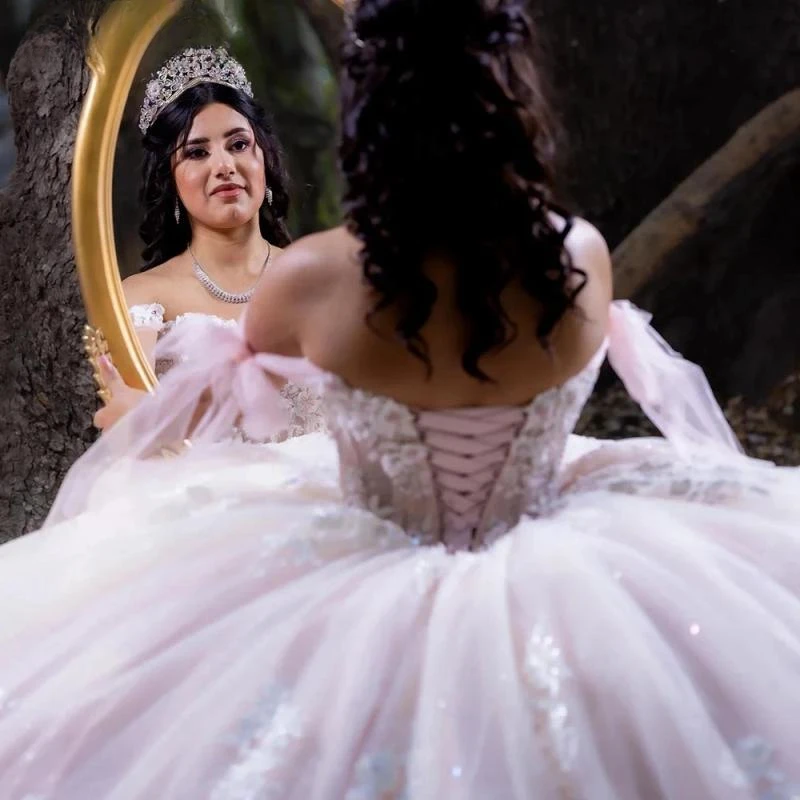 Vestido De quinceañera rosa claro con cintas para los hombros descubiertos, vestido De baile con apliques florales, corsé De encaje, 15 Años