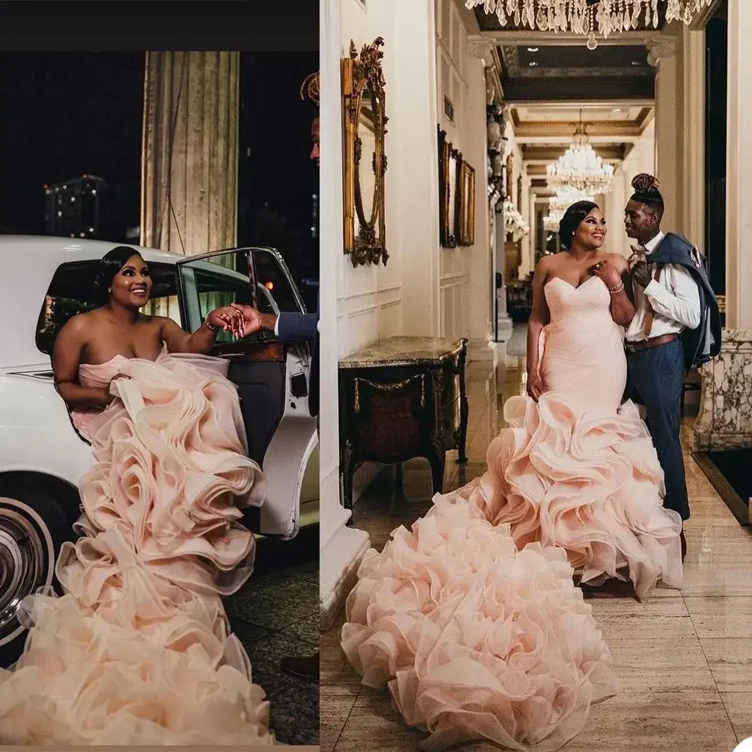 Maßgeschneiderte herzförmige rosa afrikanische Meerjungfrau-Hochzeitskleider aus Organza mit kaskadierenden Rüschen Brautkleid