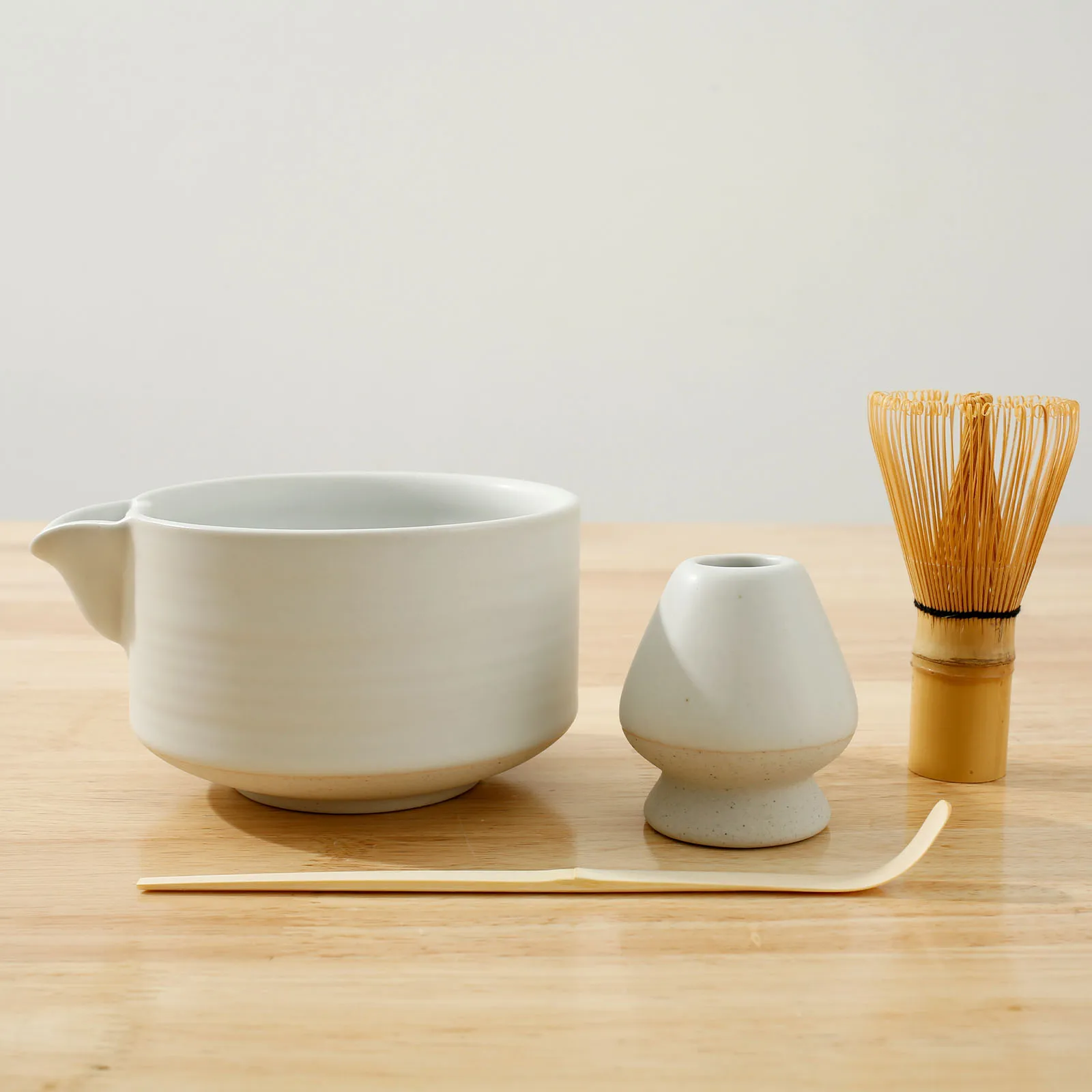 

4Pcs Matcha Whisk Set Elegant Matcha Kit Reusable Matcha Tea Set 500ml Ceramic Matcha Bowl with Pouring Spout for Tea Lovers