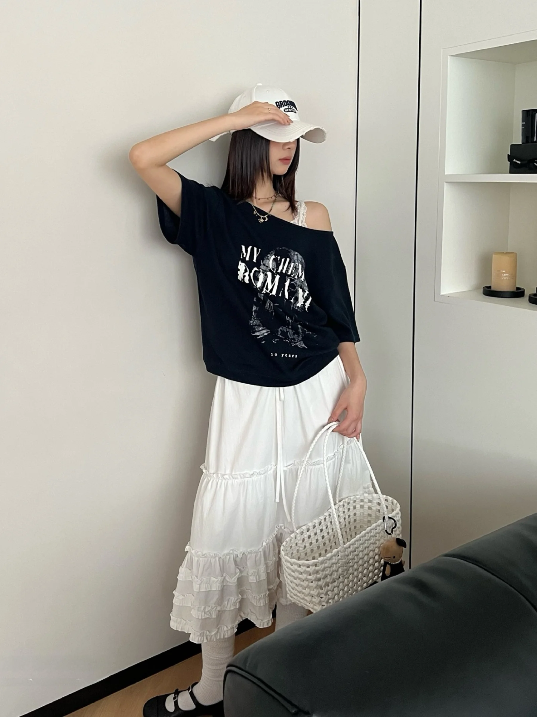 

Футболка с открытыми плечами и буквенным принтом, женская летняя футболка в корейском стиле, свободный крой с короткими рукавами, приятная для кожи, дышащая, повседневная одежда