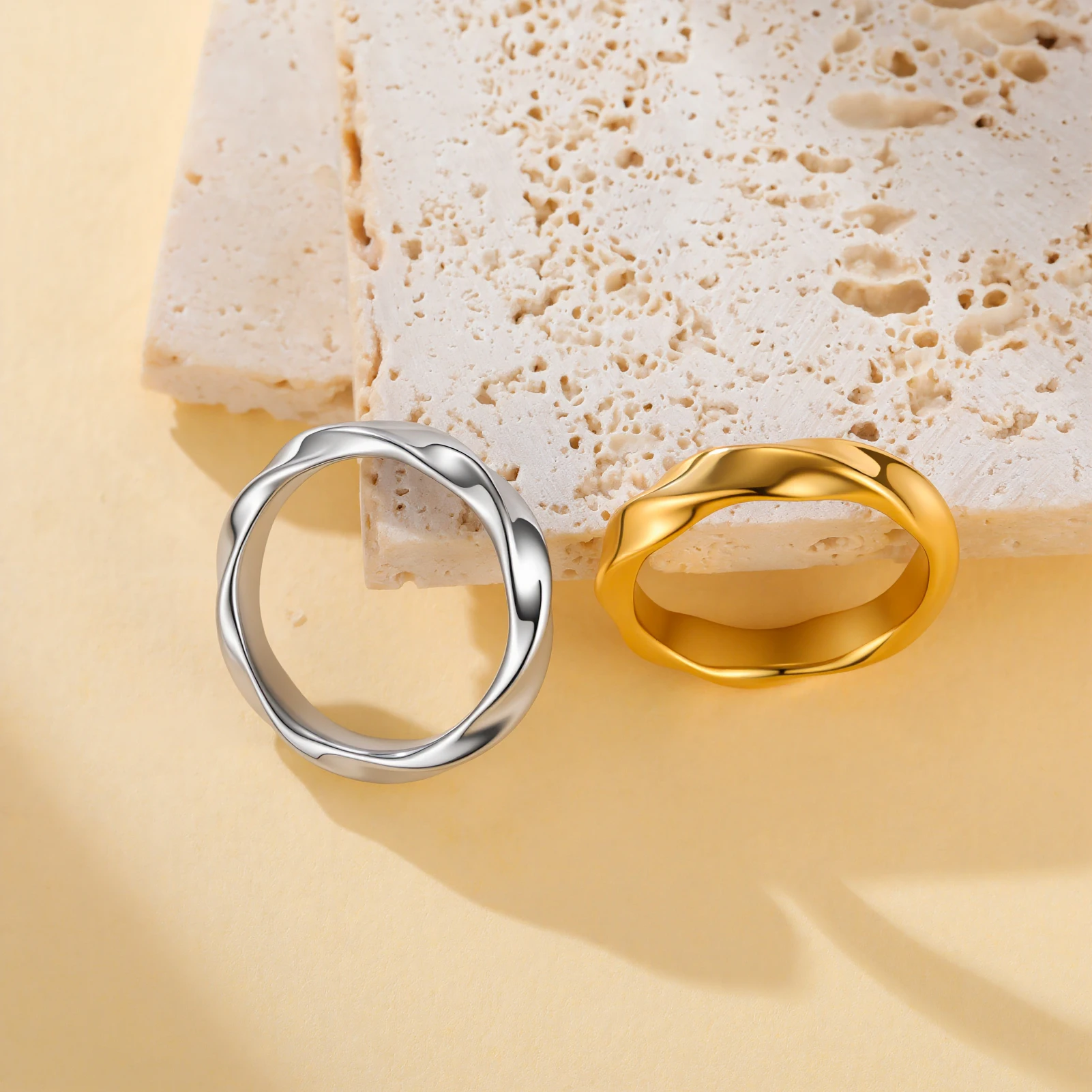 Klassische Möbius-Ringe für Männer und Frauen Edelstahl Goldfarben Gedrehter Paarring Minimalistischer Einfacher Modeschmuck Großhandel
