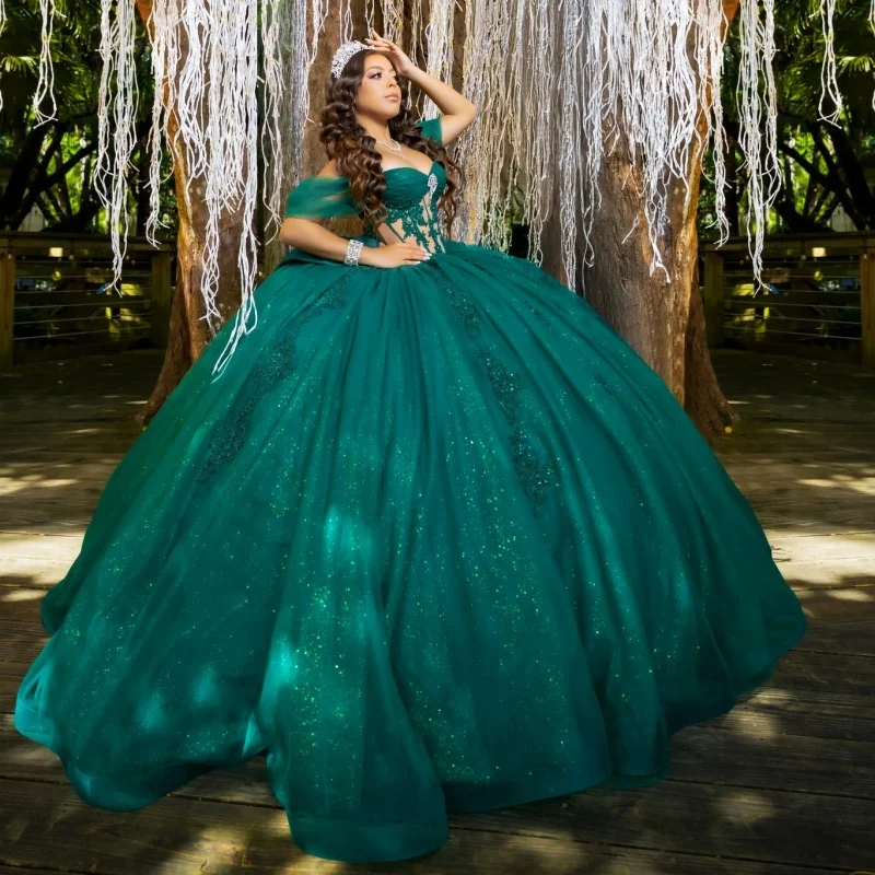 

Блестящее темно-зеленое платье Quinceanera с открытыми плечами, блестящая наклейка, многослойная, с длинным хвостом и бантом, платья de 15, Quinceanera ﻿ Настроить
