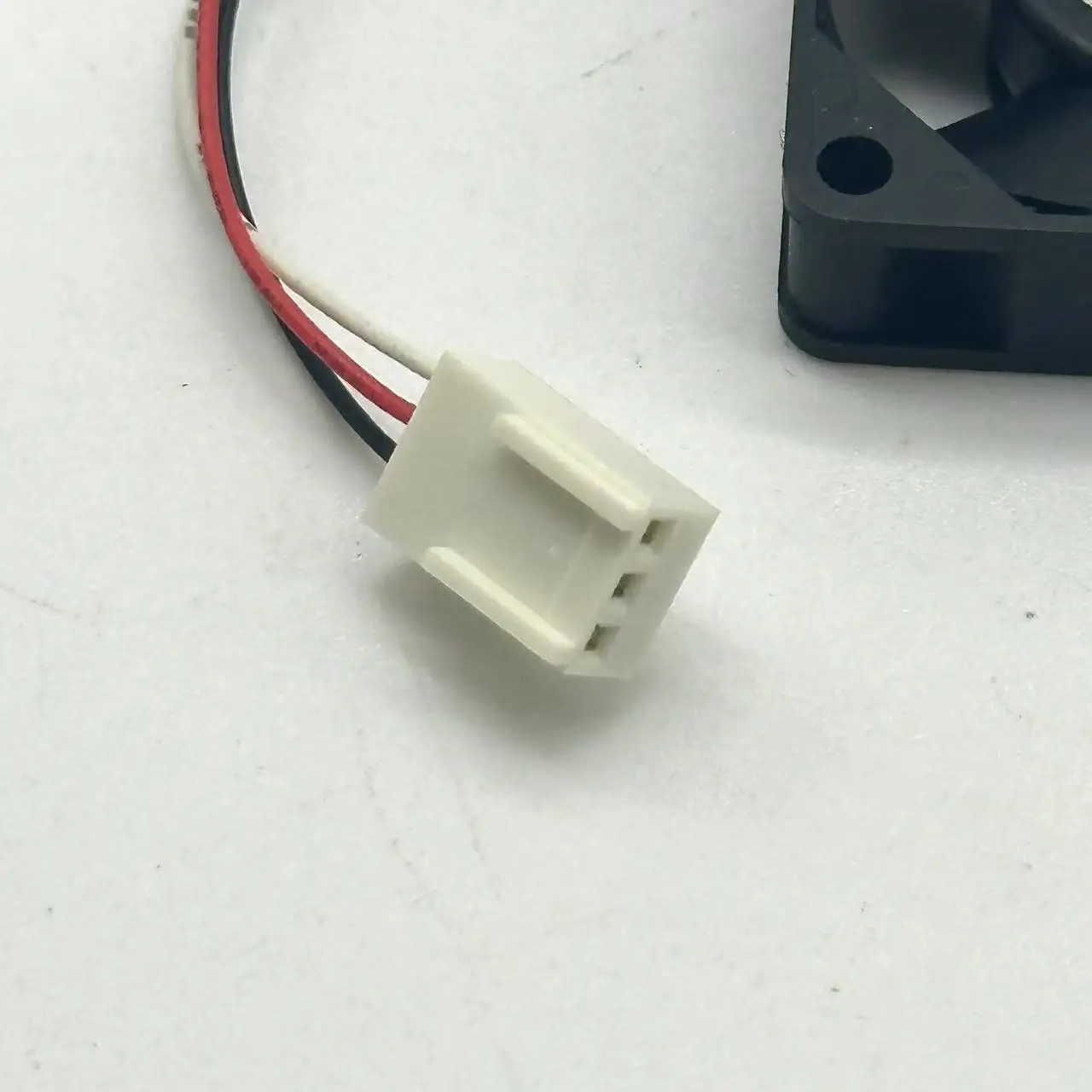 NMB-MAT 1404KL-04W-B59 B00 DC 12V 0.11A 35x35x10 มม.3 สาย Server พัดลมระบายความร้อน