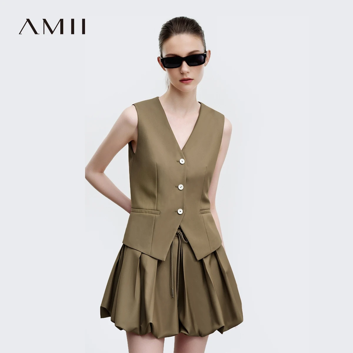 

Amii Women's Vests 2026 Spring New Versatile V-neck Tailored Waist Vest Women's Single Breasted Short Sleeveless Top 12641036