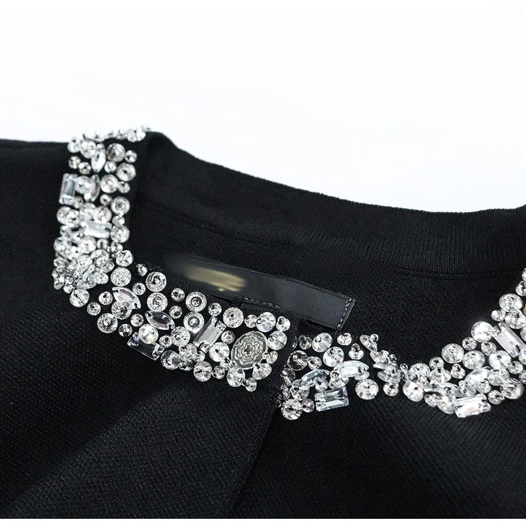 سترة صوفية نسائية سوداء بأكمام طويلة وياقة مستديرة مع زخرفة ماسية، موديل M لشتاء 2024، كارديجان أنيق بقصة مستقيمة