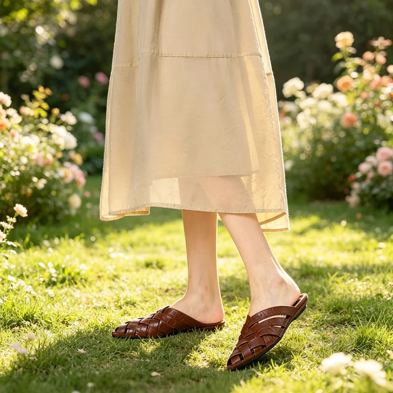 Women's Mules with Shiny Woven Closed-Toe Design, Slip-On Flat Sandals for Outdoor Wear, Retro Women's Shoes with Hollow Woven Design, Slip-On Lazy Slippers for Daily Commuting, Versatile Casual Women's Closed-Toe Slippers, Soft Non-Slip Low-Heel Slip-Ons for Home and Outdoor Use, Women's Single Shoes