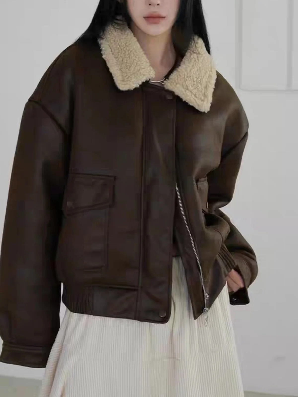 韓国スタイル暖かいラムファーパッチワークデザインショートジャケットコートレディースファッションアウターPUレザー統合毛皮付き