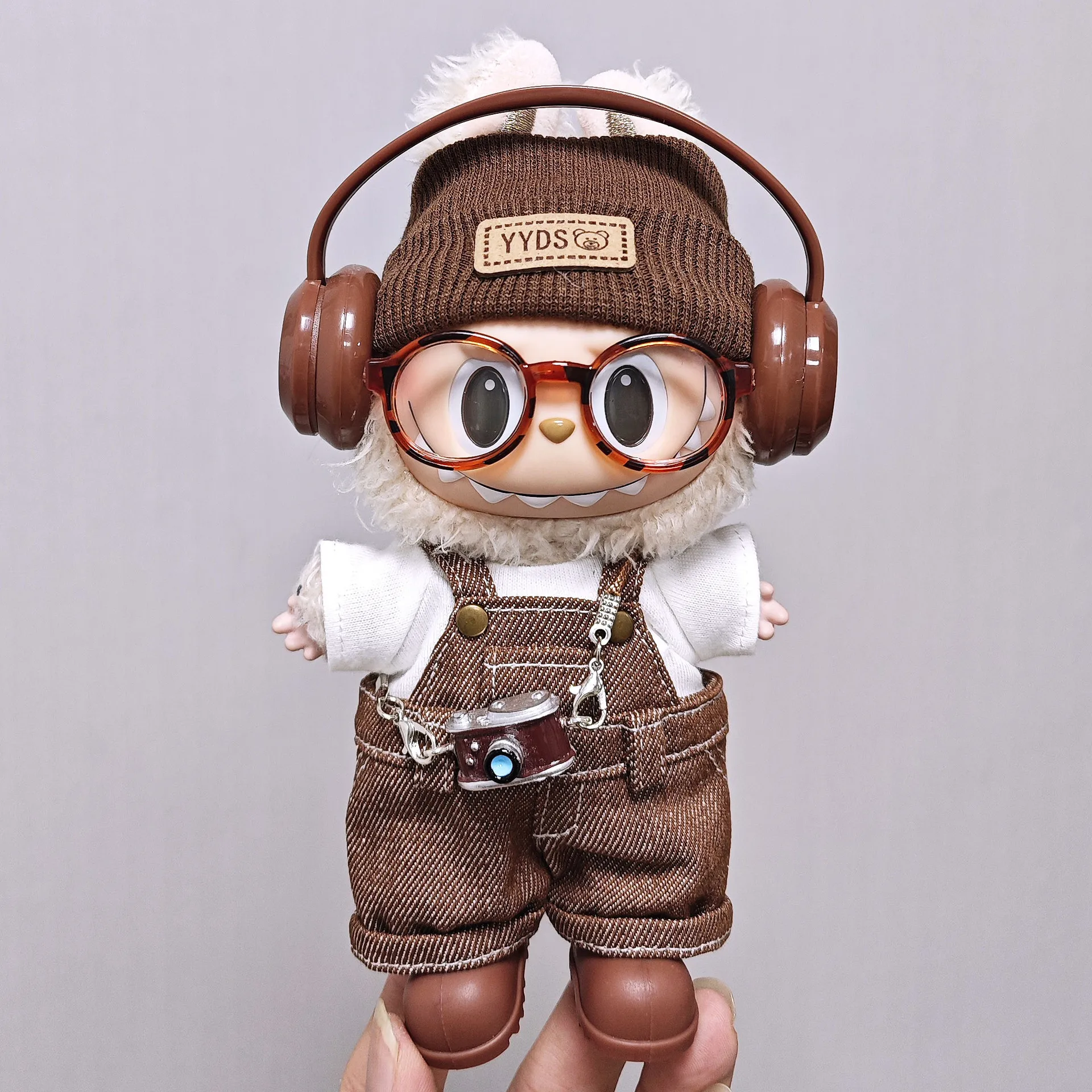 

Стильные наряды Cool-LOOK для Labubu 1-го-3-го поколения, коричневые подтяжки, шляпа, наушники, набор аксессуаров для камеры, подходит для Labubu 15 см/17 см