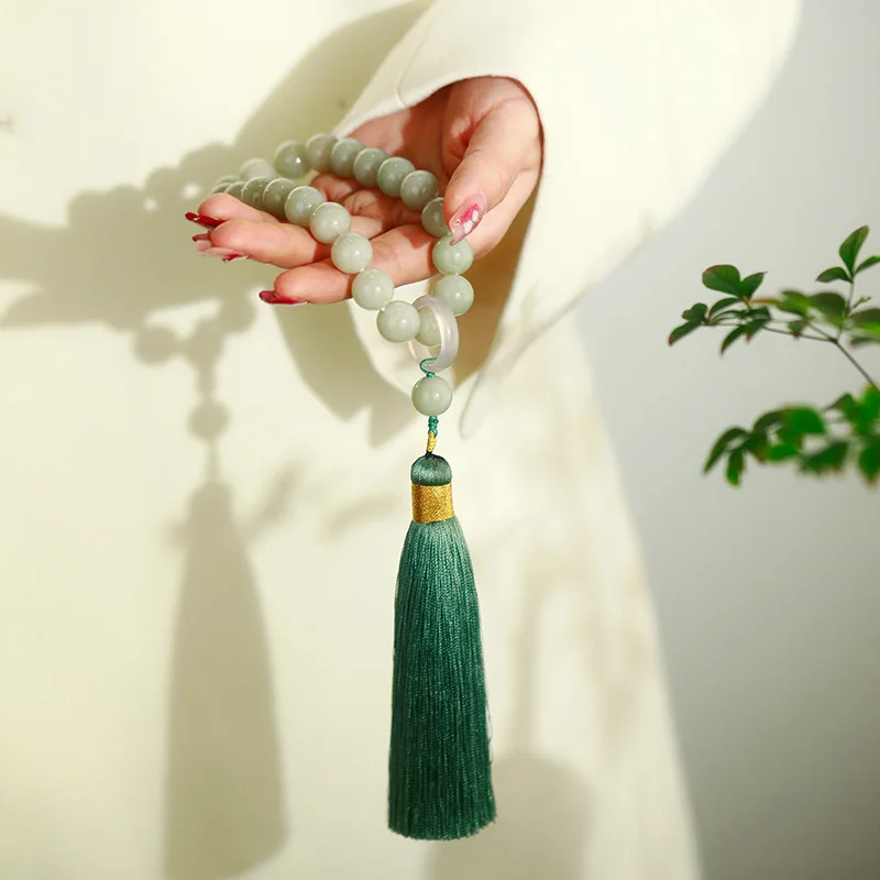 holds a bead string, a female jade rosary with a running ring and tassel accessories, and Yu Taicui's rough stone bracelet.