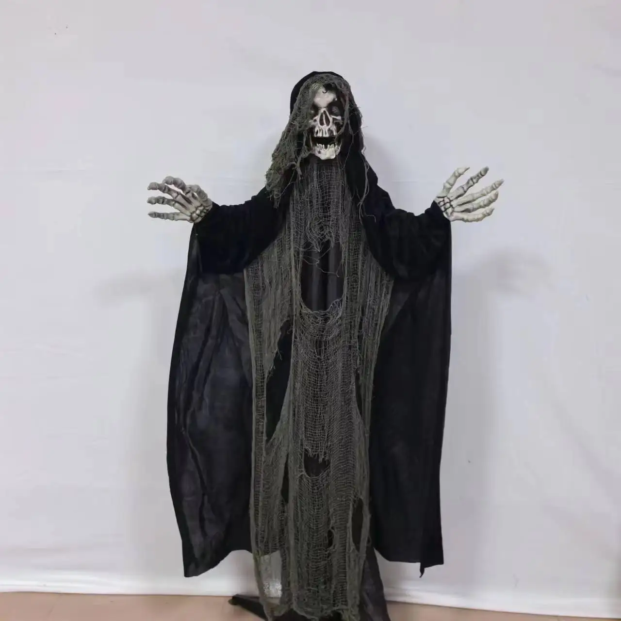 

Electric Black Robe Skull Glow Halloween Haunted House Horror Atmosphere Electric Props Bar Decoration Ornament
