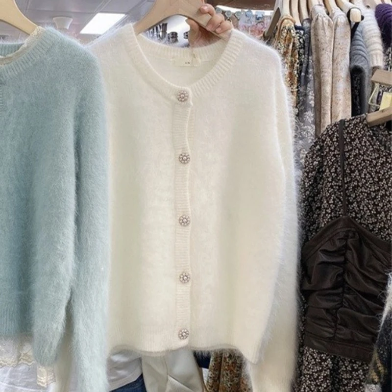 Jesienny, miękki, futrzany kardigan damski, delikatny styl, luźny krótki sweter-płaszcz, okrągły dekolt, cyjanowy, puszysty sweter dziergany, różowy kolor.