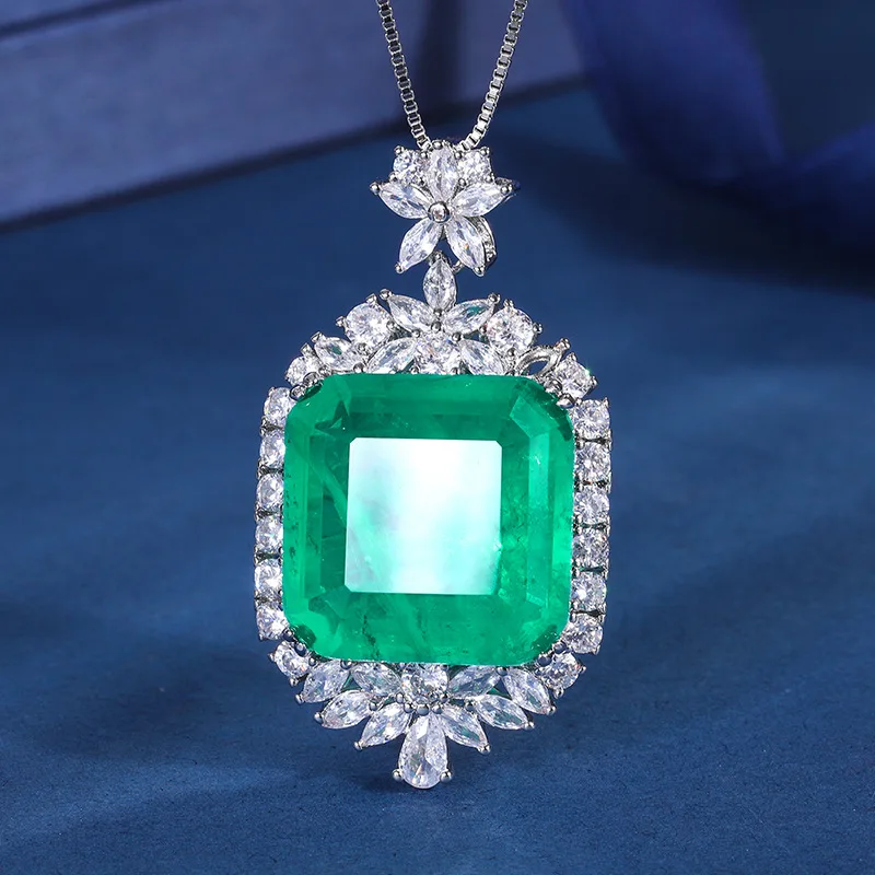 Jewelry Gold-Plated European and American Style Paraiba Emerald 18*18 Elegant Luxurious Pendant Necklace