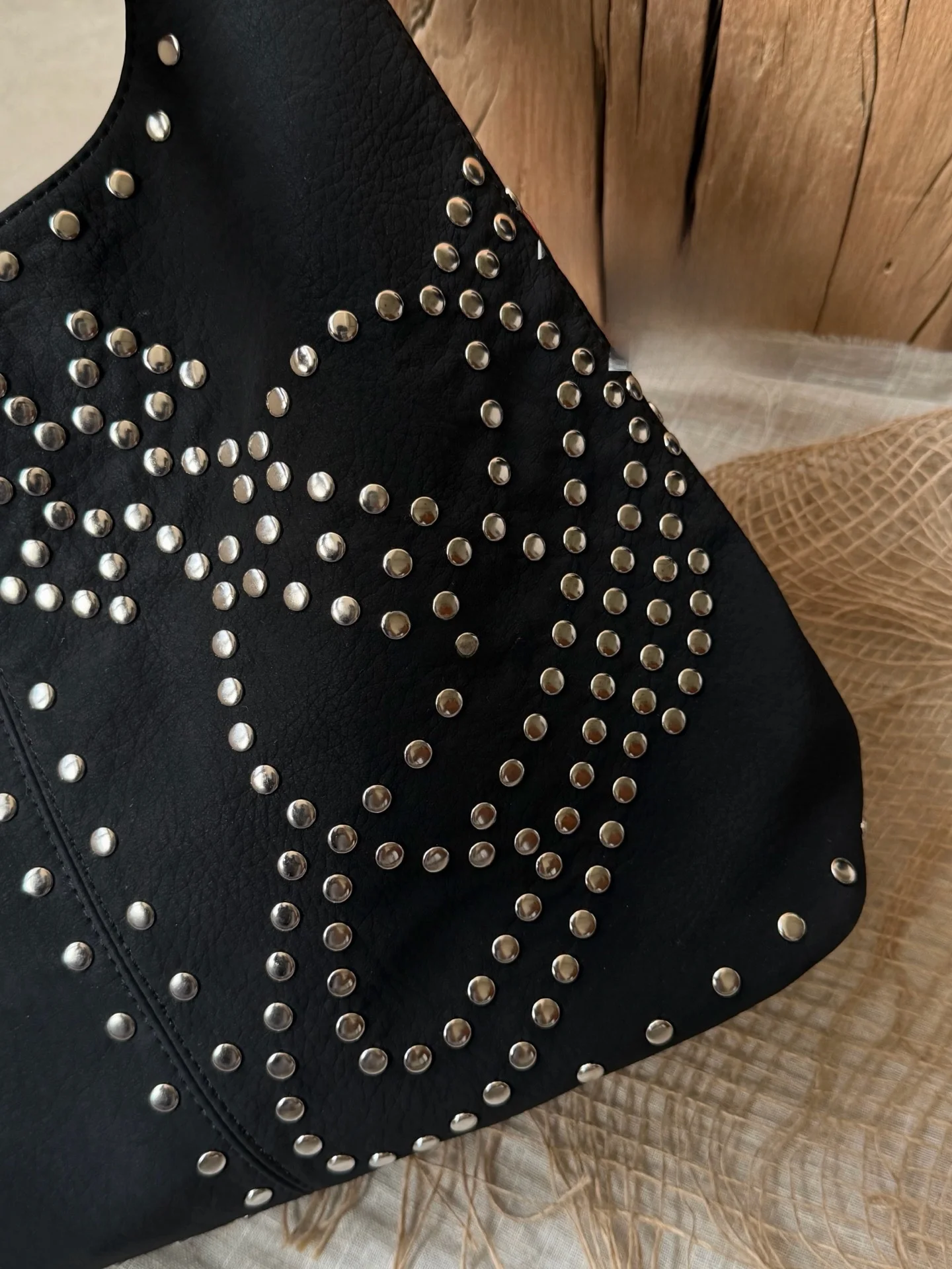 Cool Feeling Rivet Lazy Soft Leather Tote Bag Large Capacity Single Shoulder Armpit Bag Stylish British Style Shopping Bag Shape