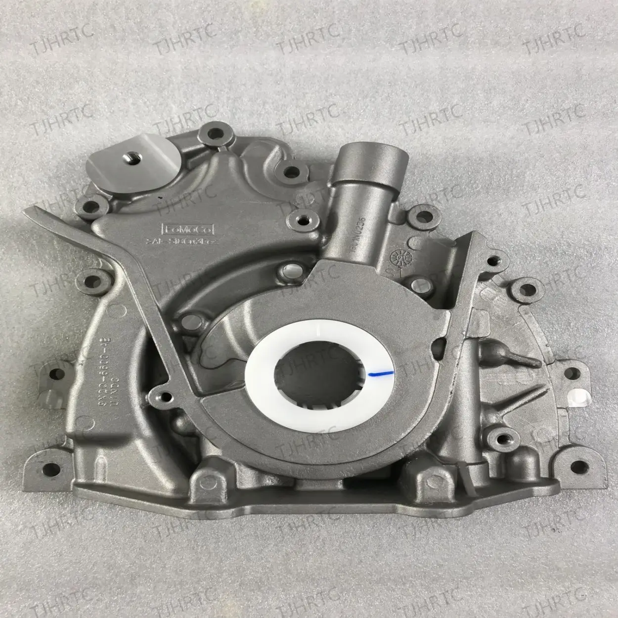 The Land Rover Jaguar oil pump assembly is suitable for Discovery 4 Range Rover Sport 10-18 XF/XJ oil pump LR123716 AJ814060