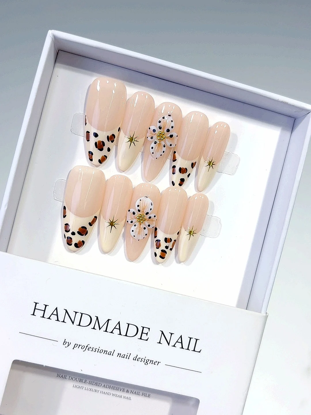 

Пятнистый трехмерный резной интеллектуальный и милый стиль во французском стиле, модный носимый дизайн ногтей (D485)