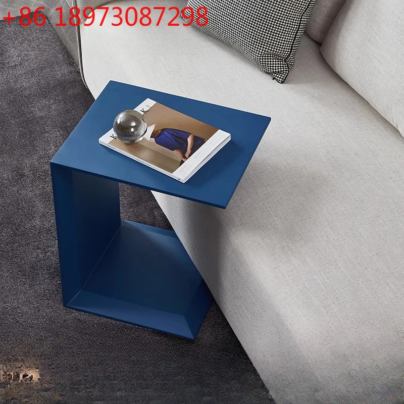 

Итальянский минималистский край, несколько современных минималистичных диванов, несколько углов из цельного дерева