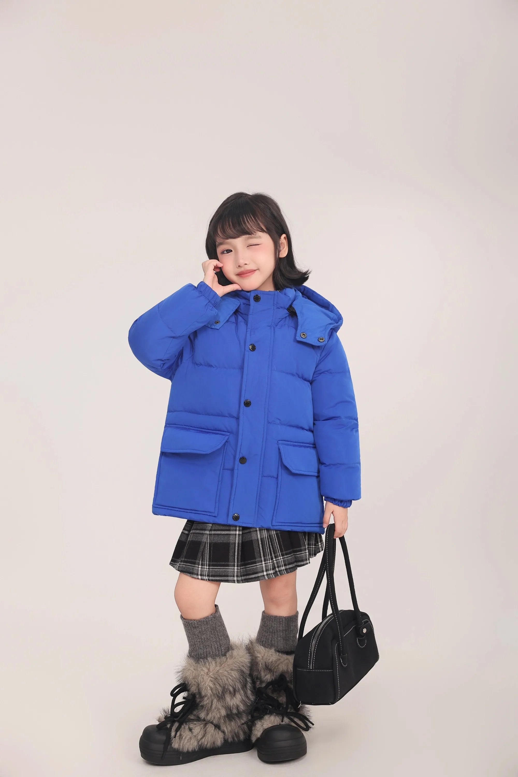Kinder-Daunenjacke mit 90% Weißer Entendaune, Braune Kapuze, Mittellange Daunenjacke mit Großen Taschen, Dicke Warme Winteroberbekleidung für Mädchen A4853 – Detail 28
