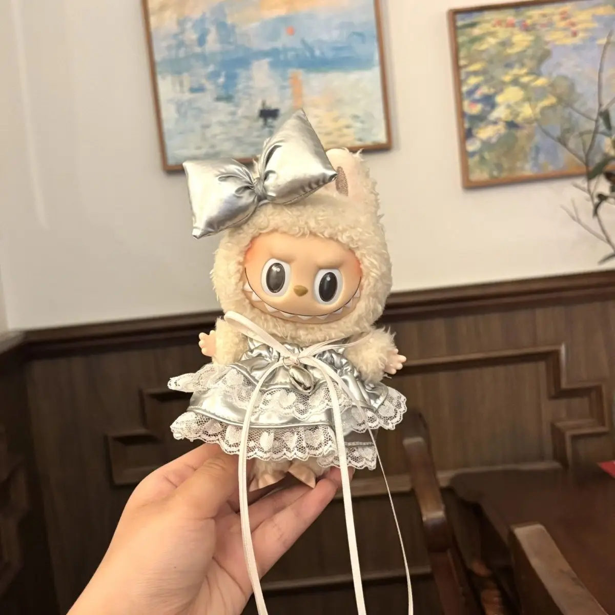 Ropa de muñeca Labubu, vestido de princesa de encaje con lazo plateado, conjunto de decoración de llavero colgante con figura de vinilo de 1 a 3 generación