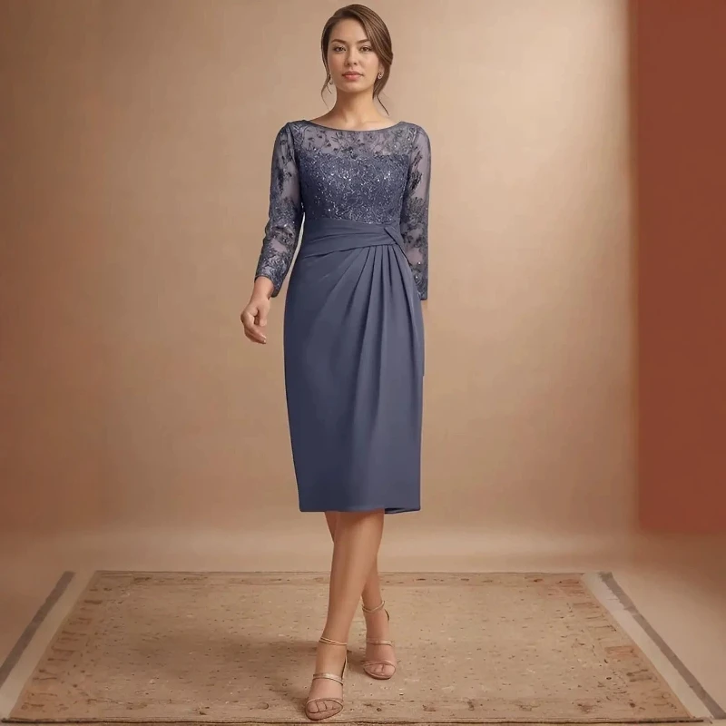 QMANSHA Maßgeschneidertes staubblaues Spitzen-Chiffon-Abendkleid in Knielänge für die Brautmutter mit geraffter Taille – Detail 6