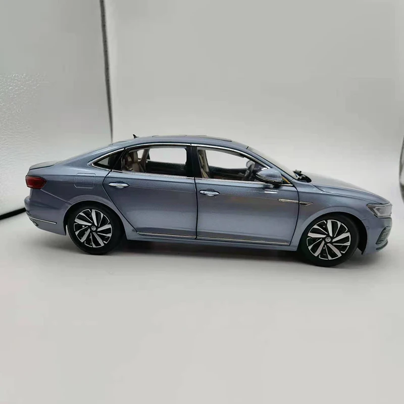 

Original Diecast Alloy 1:18 Scale 2022 NEW PASSAT Car Model For Adult Classic Collection Gift Display Souvenir Ornament