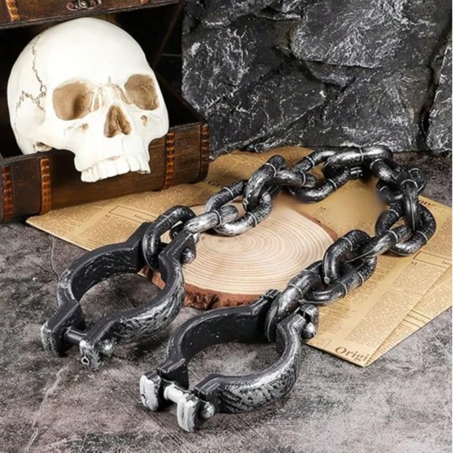 Halloween makeup and costume party decoration items, handcuffs, iron chains, horror prisoner props, plastic imitation bracelets, shackles, chains