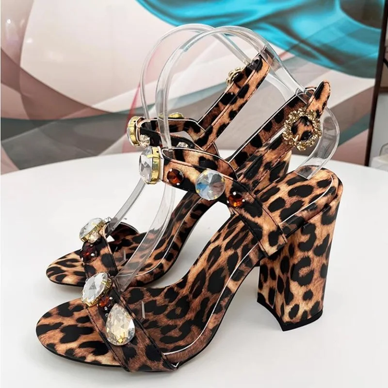

Ювелирные изделия с большим драгоценным камнем, женские вечерние туфли с открытым носком и ремешком на щиколотке, новейшие леопардовые босоножки на массивном каблуке 10 см